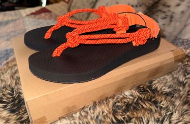 Sandals women’s size 6 (( new))