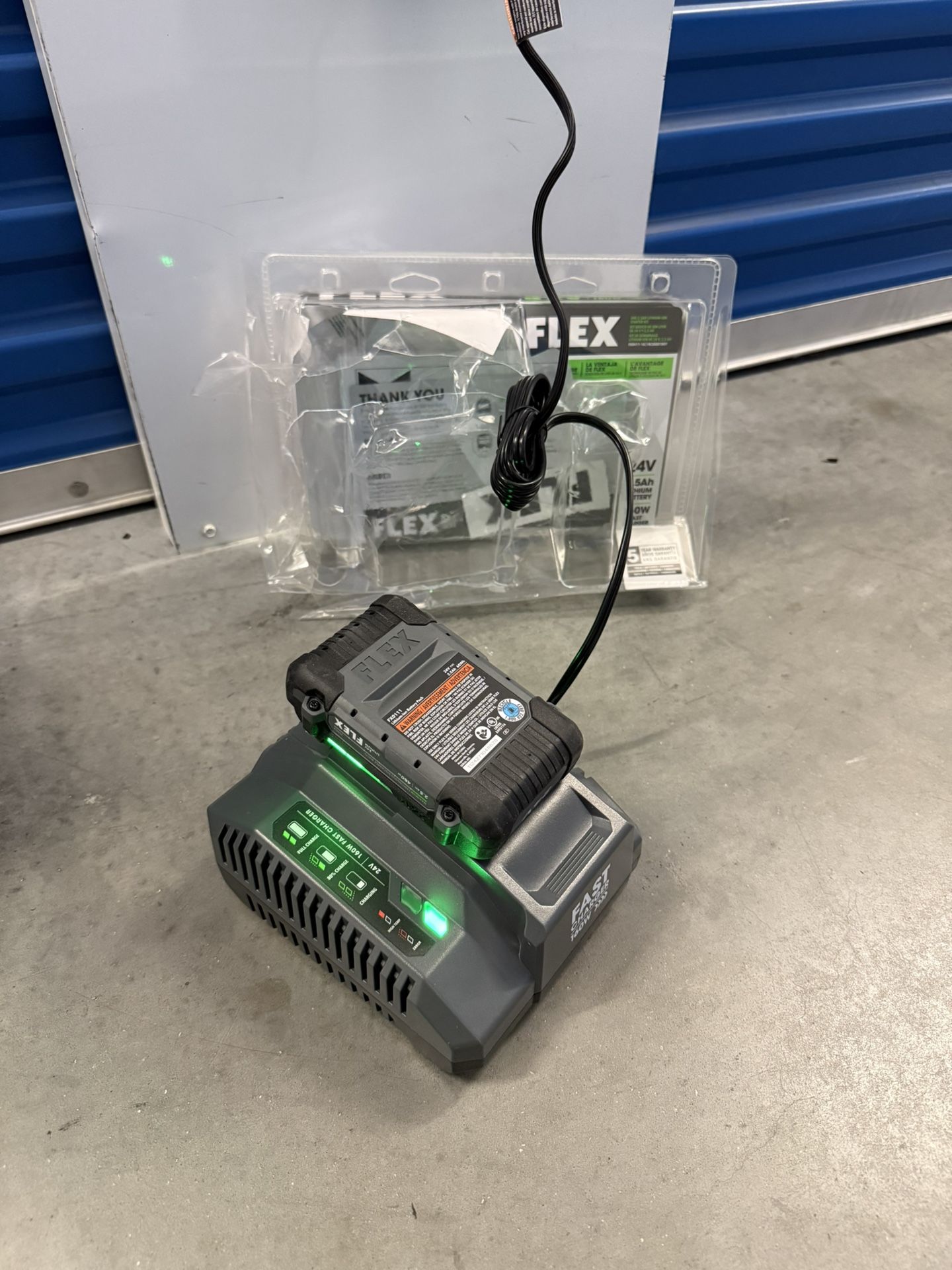 FLEX 24 -Volt 1 -Pack Lithium-ion ( 2.5 Ah Battery and Charger )
