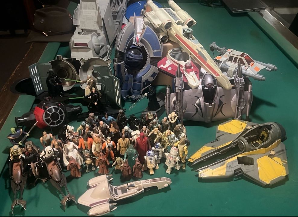 Star Wars Action Figures & AT-AT & Vehicles