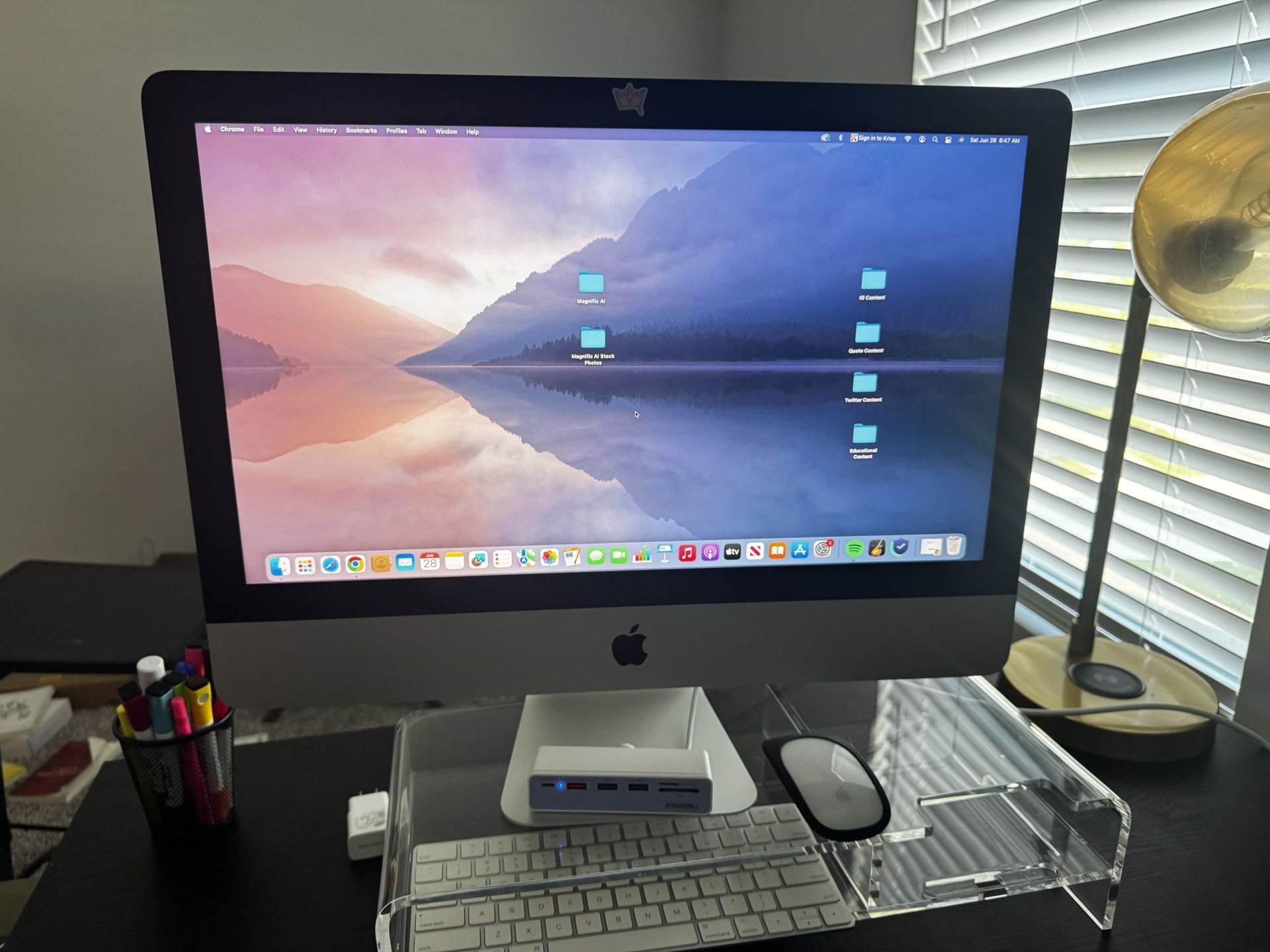 Apple iMac 21.5-inch desktop in excellent condition. No scratches or dings, very well maintained.