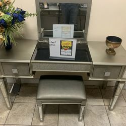 Mirrored vanity Set $10 leasing