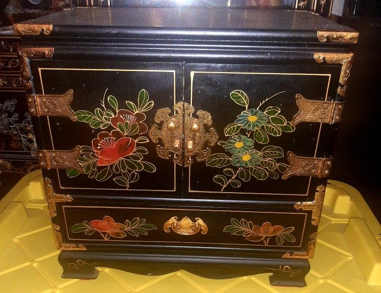 Beautiful Hand Painted Chinese Jewelry Box With Brass Fittings