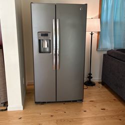 GE Side-by-side refrigerator/ Freezer