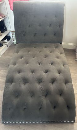 Button tuffet chair