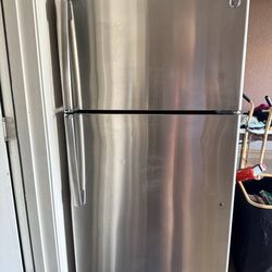 GE 18 cu/ft stainless steel refrigerator with ice maker