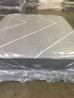 New King Simmons Beautyrest Black Luxury plush mattress With free box springs