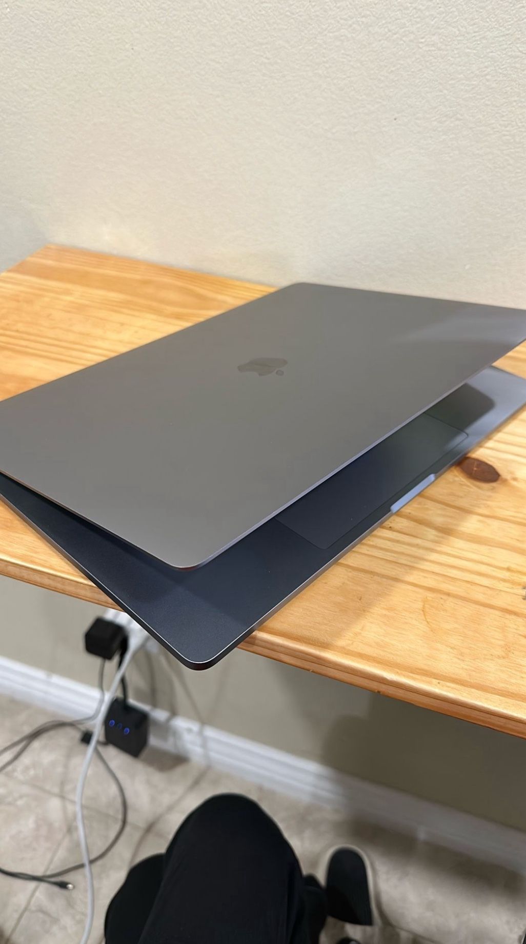MacBook Pro 16 Inch 2019 i7 2.6ghz 500gb 16gb Ram Excellent Condition!