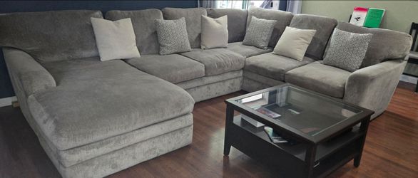 Sofa sectional Grey three (3) or four (4) pieces
Livingspaces