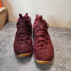 LeBron 13 Low Team Red Gum Bottom