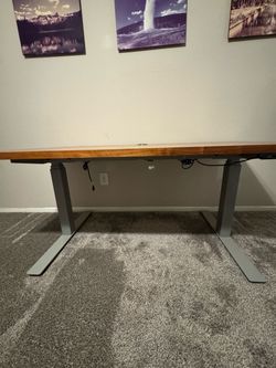 Motorized standing desk