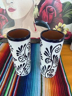 Vaso blanco con decoración azul ($10 cada uno