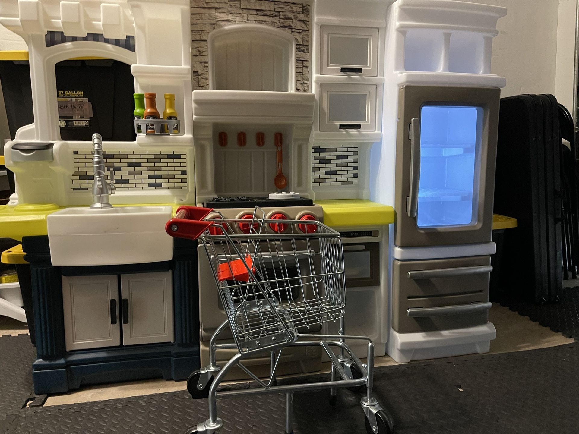 Step2 Elegant Deluxe Kitchen with Melissa & Doug Shopping Cart