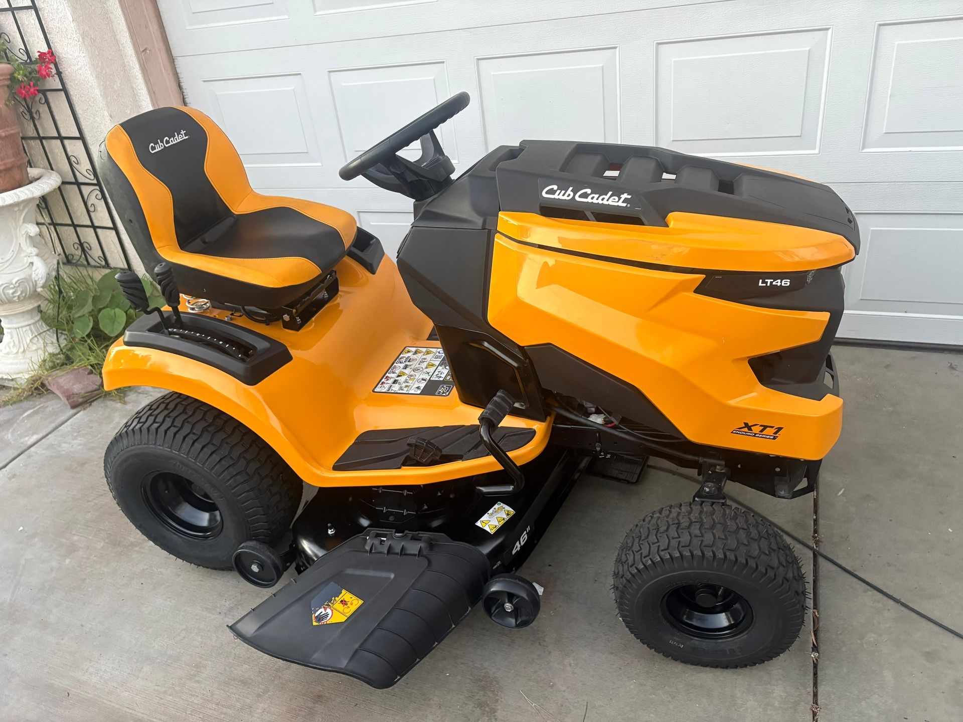 Cud Cadet XT1 Enduro LT 46 in. 22 HP V-Twin Kohler 7000 Series Engine Hydrostatic Drive Gas Riding Lawn Tractor
