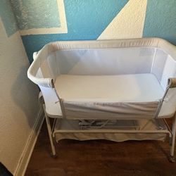 Baby Bassinet / Play Pen 