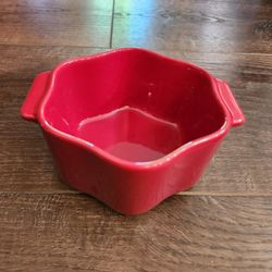 red Pioneer Woman scalloped stoneware baking dish, good condition