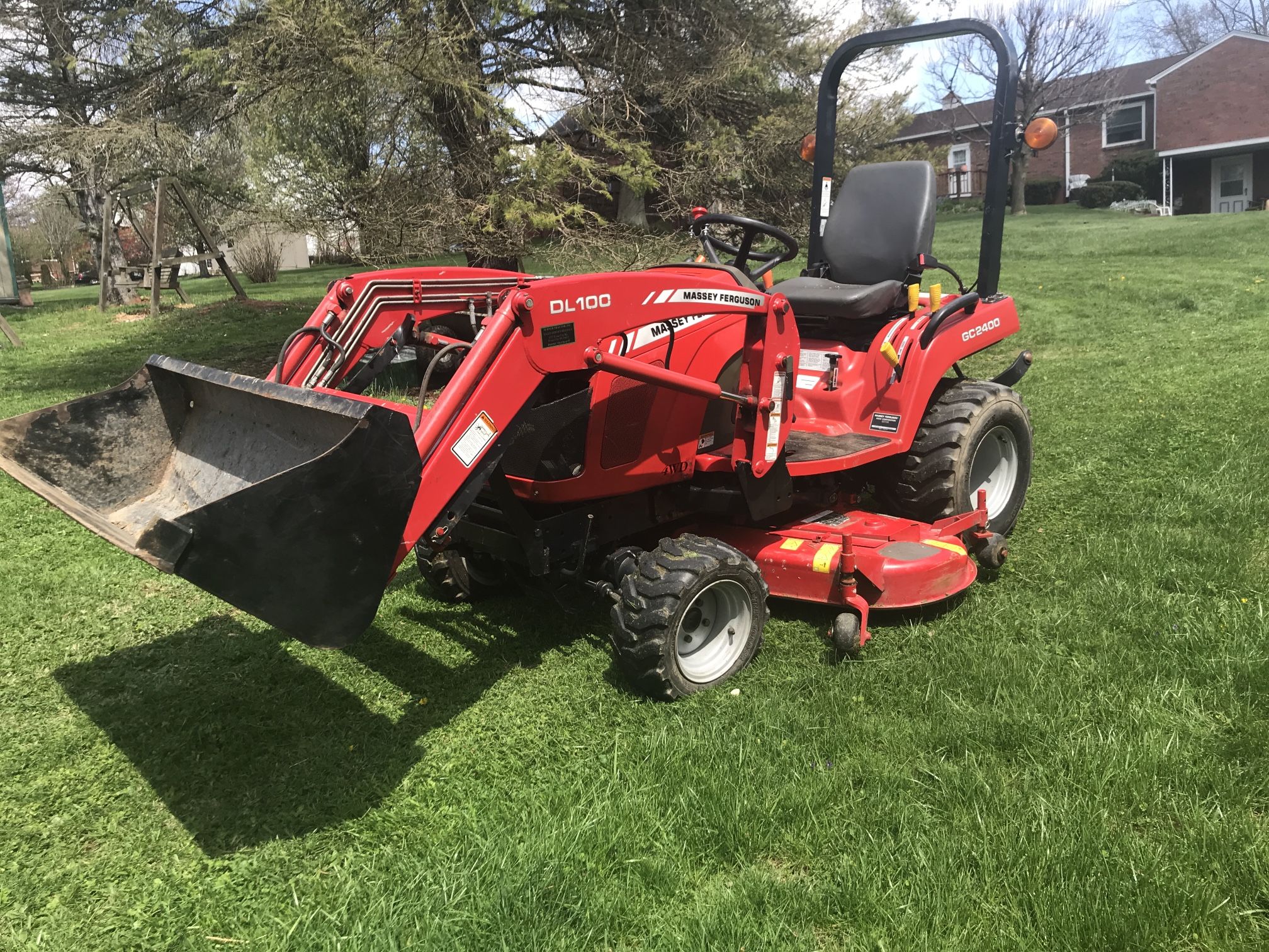 Tractor MASSEY FERGUSON GC2400