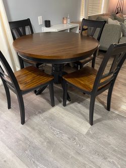 Beautiful Round Solid Wood Table with 4 Chairs — Like New