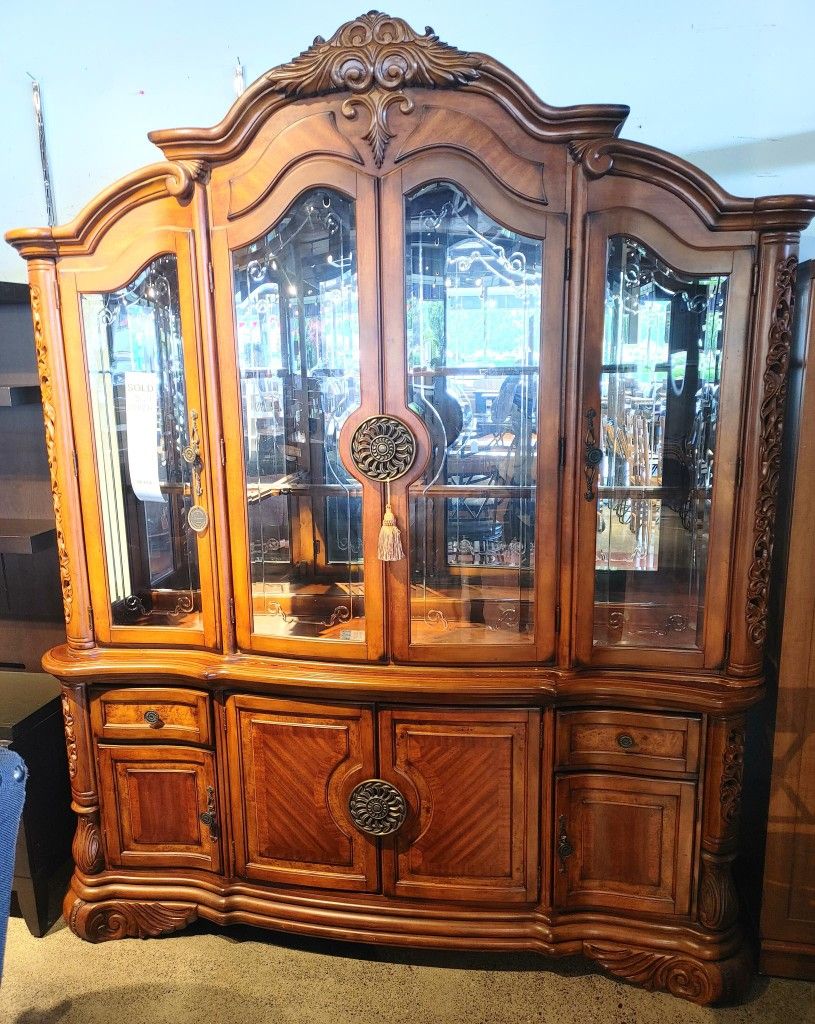 Michael Amini / AICO China Cabinet For Sale Or Trade 