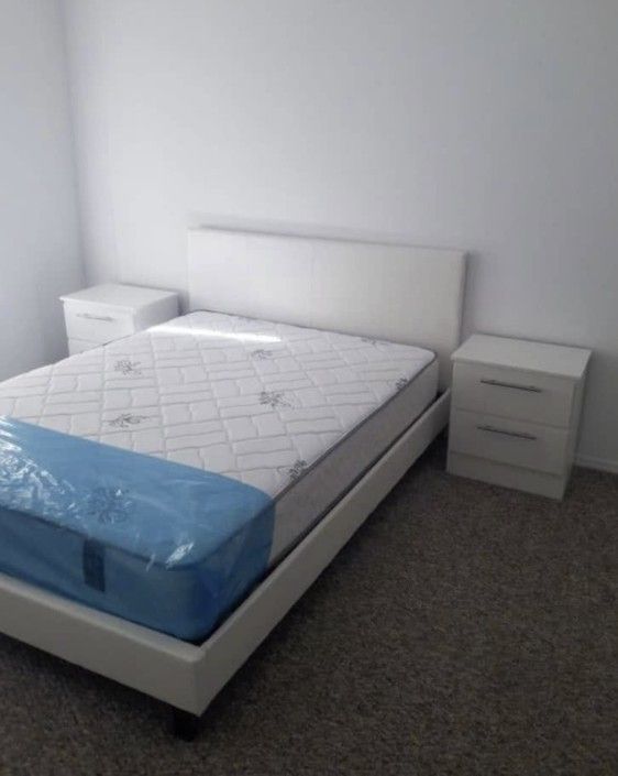 Queen Bed And 2 Nightstands _ Cama Queen Y 2 Mesitas De Noche