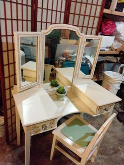 VINTAGE VANITY