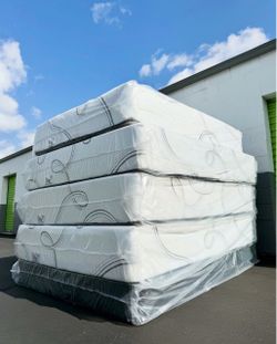 Queen size memory foam gel mattress new