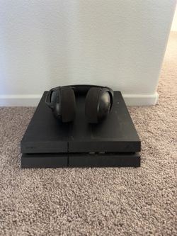 PS4 W/ Wireless Headset And Controller