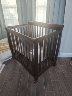 Mini crib perfect condition $100 obo