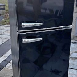 Galanz mini fridge 7cu ft.