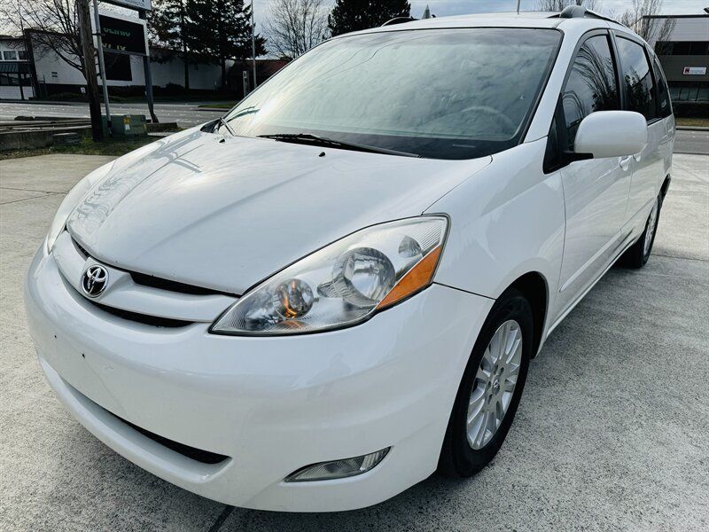 2008 Toyota Sienna XLE Minivan