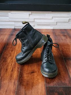 Dr. Martens 1460 Junior 8-Eye Combat Boots — US Kids 2 / EU 33