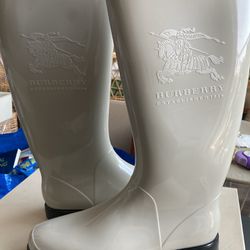 Burberry Women’s Equestrian Style Rain Boots