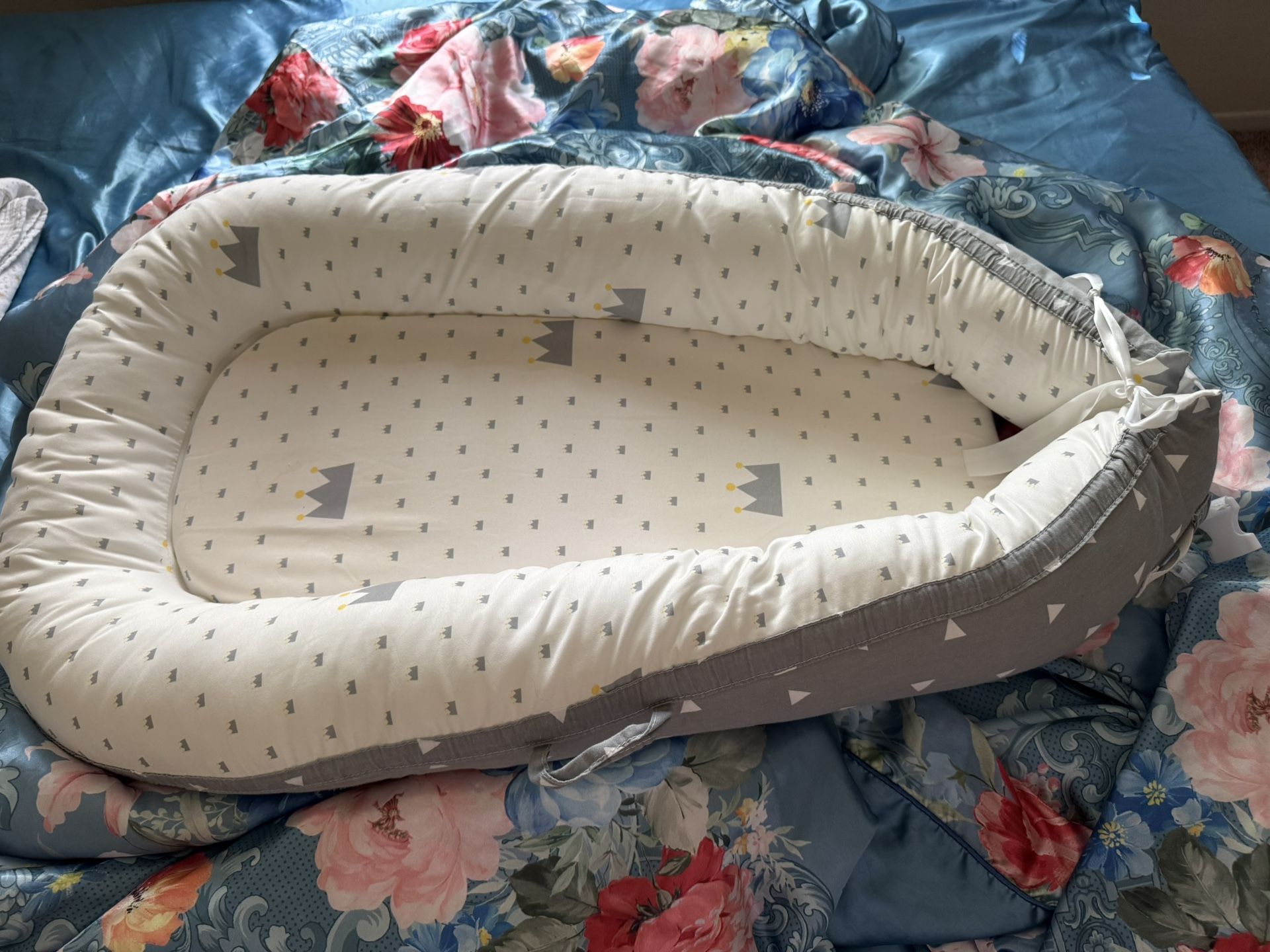Baby lounger snuggle bed