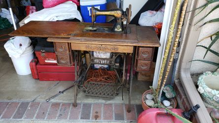 1908 antique SINGER 15-30 treadle sewing machine