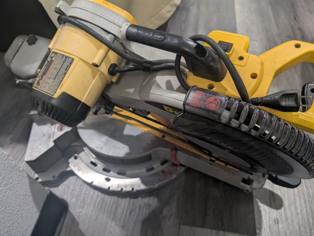 DeWalt Corded Duel Bevel Sliding Compound Miter Saw