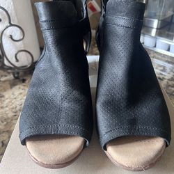 Clarks Women's shoe boots