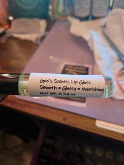 Gee's Scentis moisturizing lip gloss