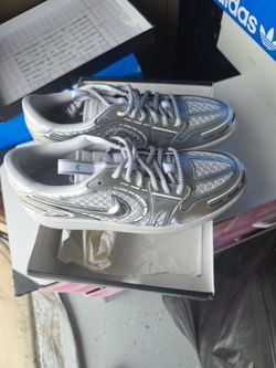 Nike Low-Top Silver Sneakers