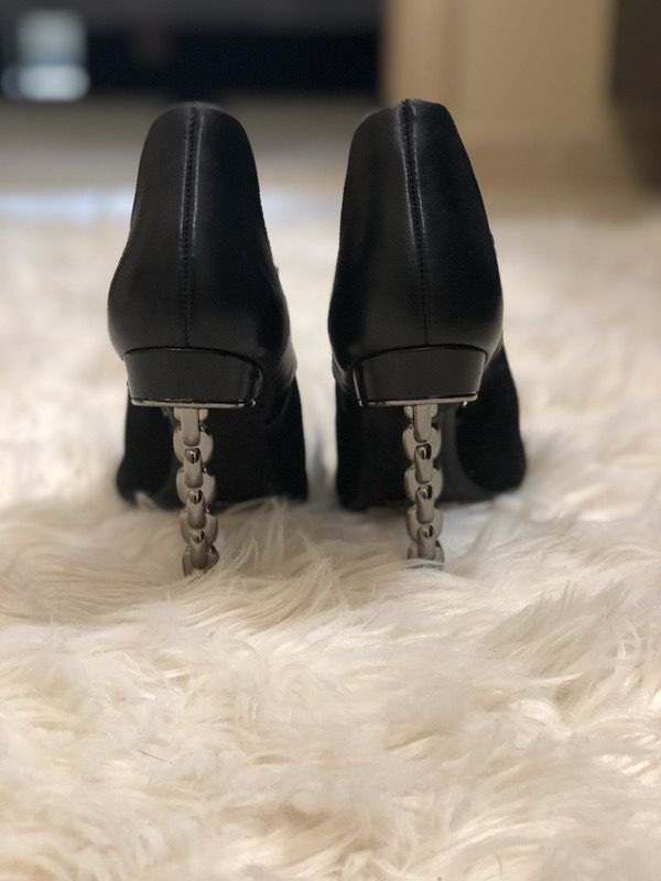 Must wanted Schutz shoes! Size 6. Those shoes are eye catcher!