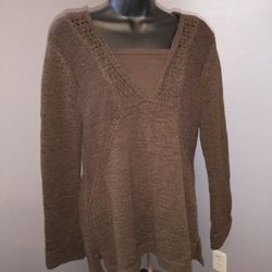 Brown style & Co long sleeve sweater size large
60% polyester and 40% cotton

