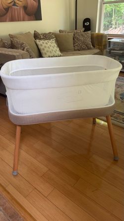 Electric Self-Rocking Bassinet with Remote Control – Excellent Condition