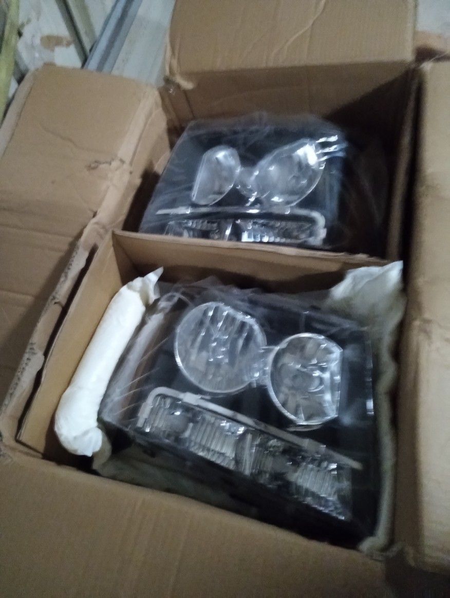 Pair Of Headlights For A 2008 Chevy Tahoe Or Suburban