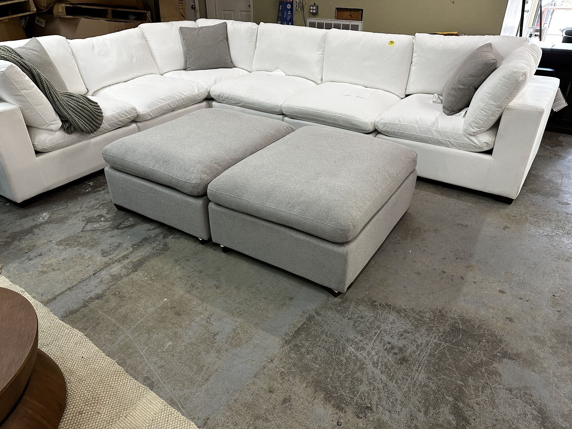 Thomasville White Sectional With 2 Ottomans