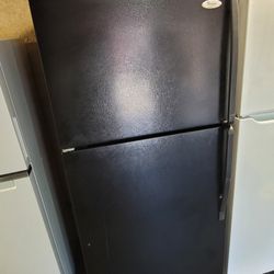Black Whirlpool 18cu Ft Apartment Size Top Freezer Refrigerator With Ice 🧊 Maker 