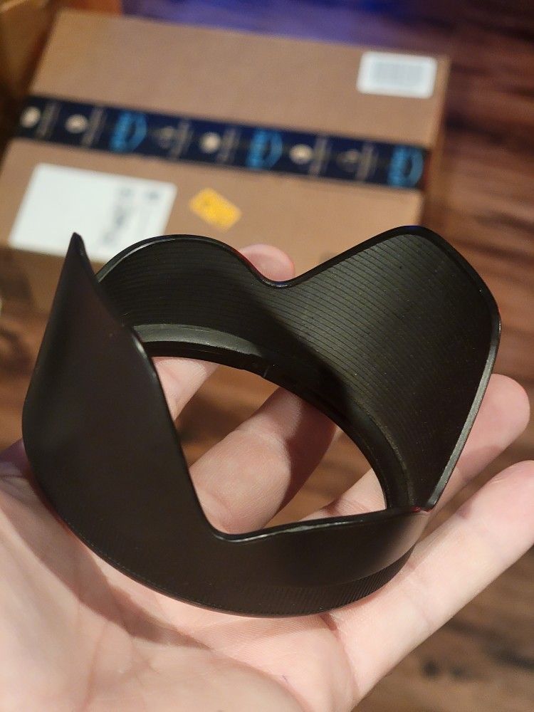 Sigma 18-35 Lens Hood