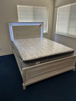 Queen Size Bed Frame With Led Lights  / Mattress Included
New in a box 
      

Cama Queen con Luz Led   Colchon Incluido Nueva En Caja
Entregamos a d