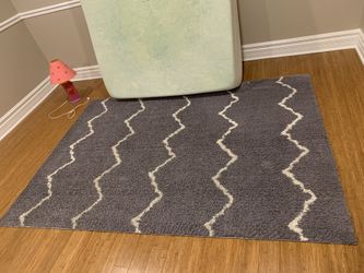 Area Rug, gray with white zig zag