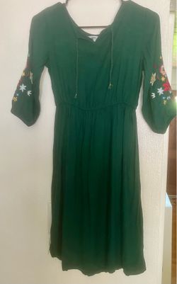 Women’s Vintage Style Dress w/ Floral Embroidery
