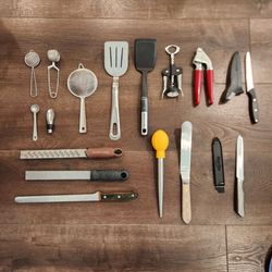 16 various kitchen utensils, tools, graters, strainers, a slotted spatula, knives, a garlic press, and other gadgets, great condition
