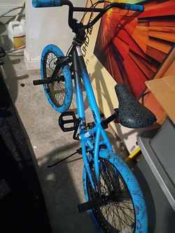 2 BMX freestyle bikes gyro handlebars with pegs