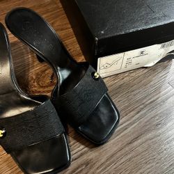 Button canvas kitten heel pumps. ·Very good·